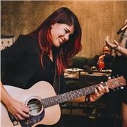 Laureata in Chitarra jazz e Pop offre Lezioni di chitarra personalizzate per tutti i livelli!